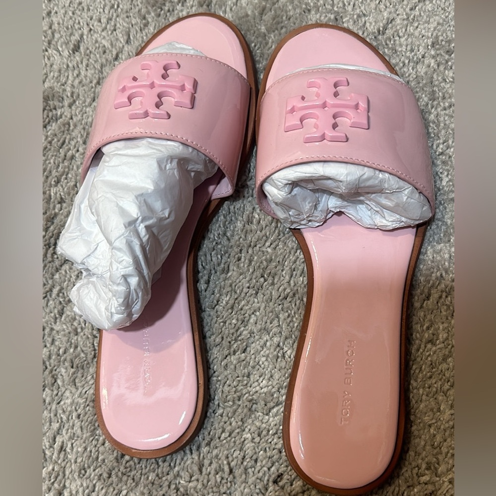Tory Burch Patent leather Everly Slide in Petunia Pink